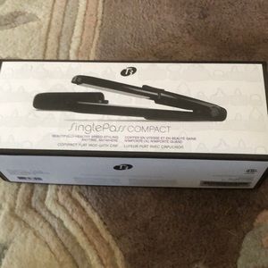 T3 SinglePass Compact Hair Straightener